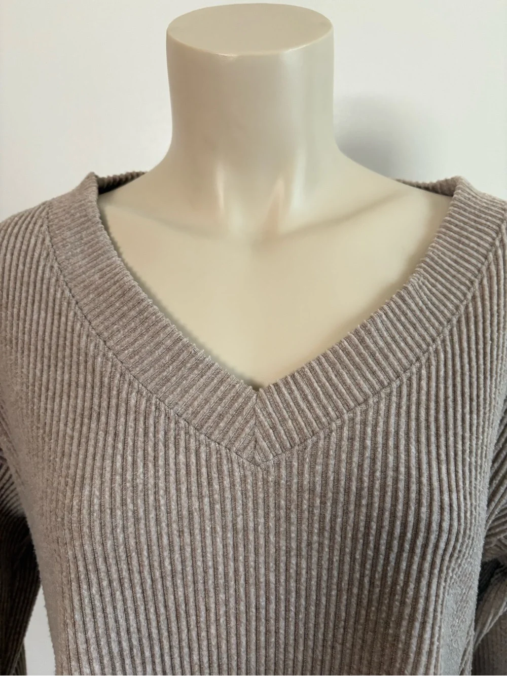 ALO Yoga Muse Ribbed V-Neck Cropped Pullover Sweater Beige Size Small